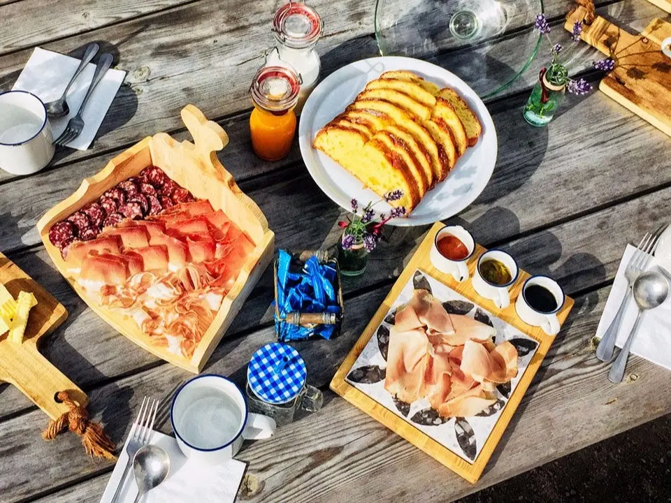 Am Morgen ein Frühstück auf der Alm