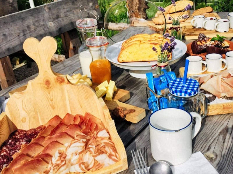 Am Morgen ein Frühstück auf der Alm