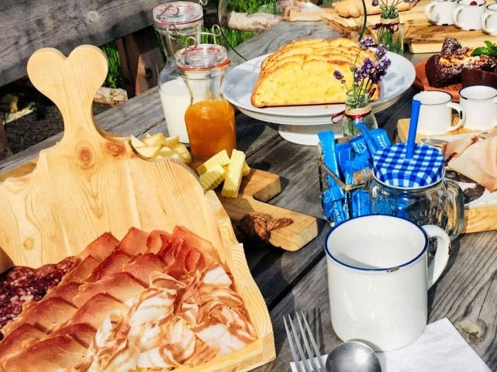 Am Morgen ein Frühstück auf der Alm